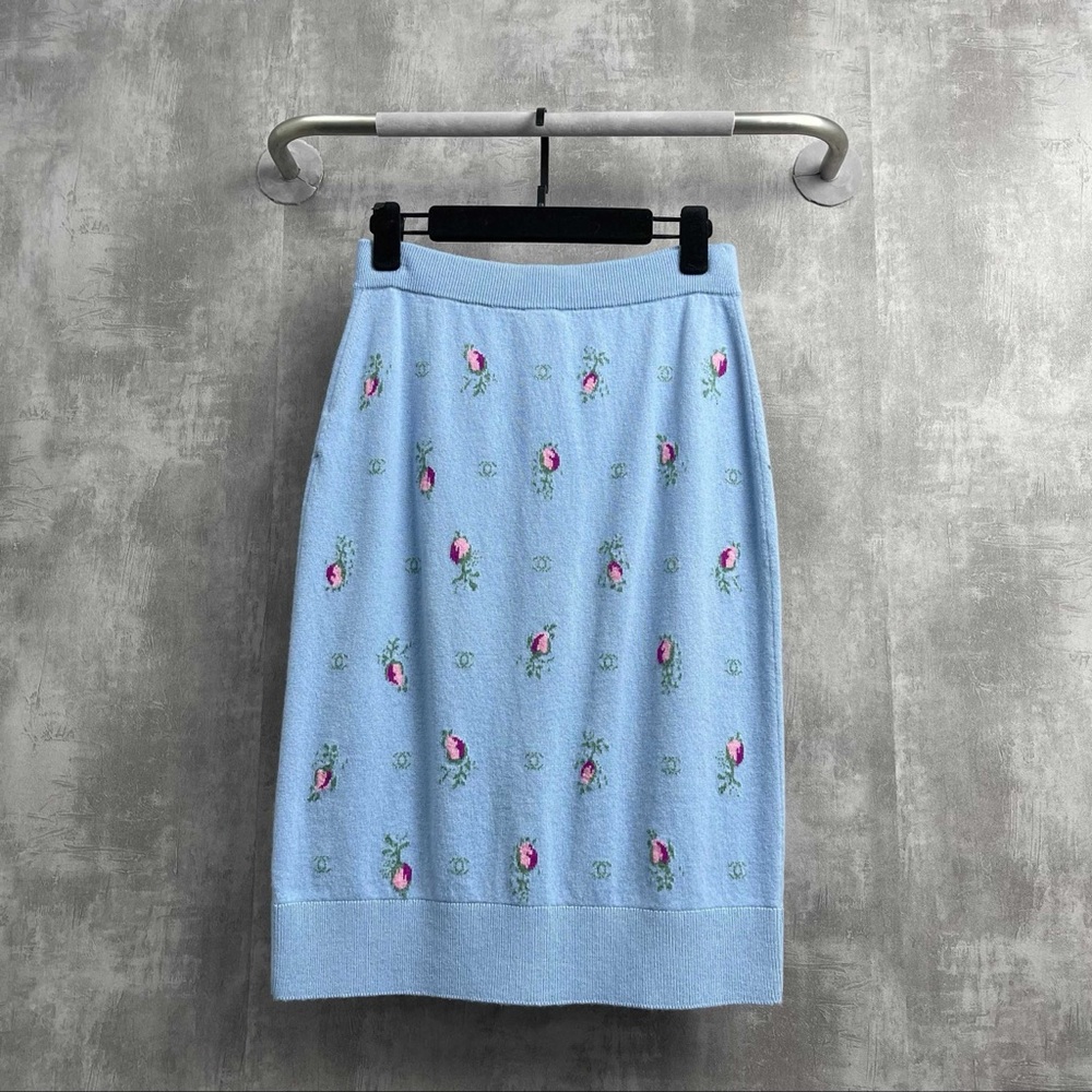 ❌sold❌Authentic CHANEL Light Blue Floral Pencil Skirt - Picture 3 of 3